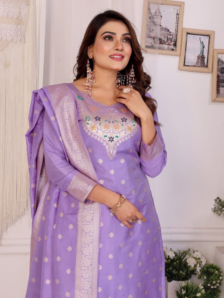 Saloni Pure Banarasi Silk Zari Saree with Rich Pallu & Heavy Border - Image 4