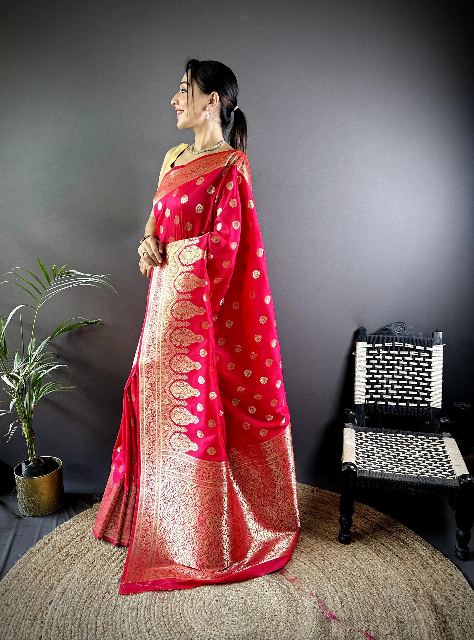 Royal Gold Zari Banarasi Lichi Silk Saree - Image 3