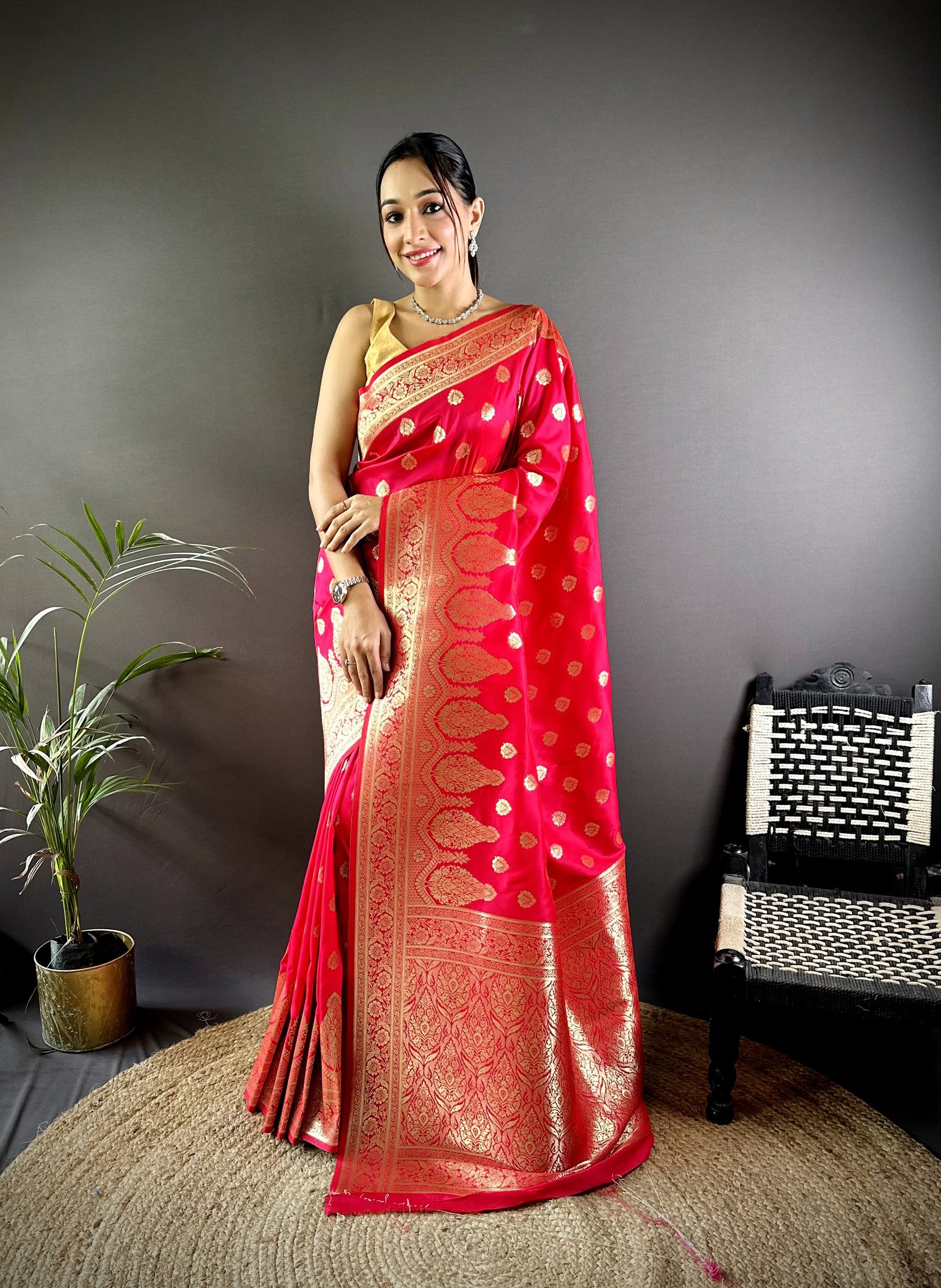 Royal Gold Zari Banarasi Lichi Silk Saree - Image 1