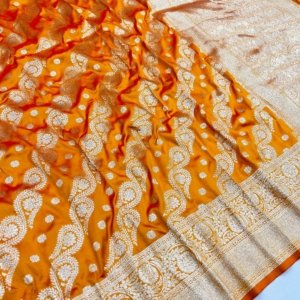 Auspicious Banarasi Silk Saree - Image 8