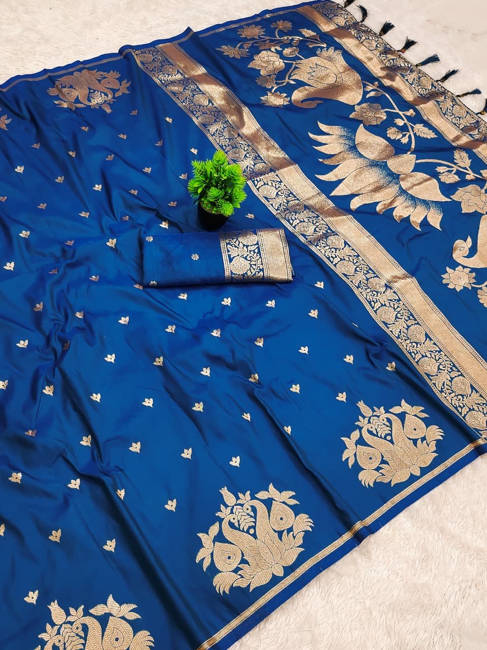 Kiger Swan Zari Banarasi Silk Saree - Image 5