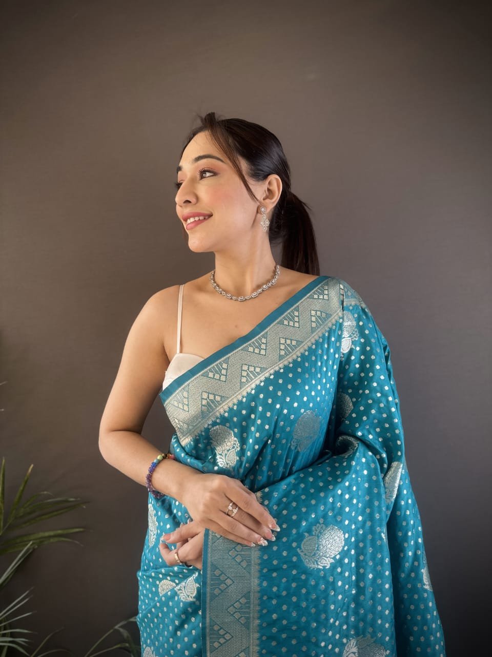 Festive Zari Banarasi Silk Saree - Image 3