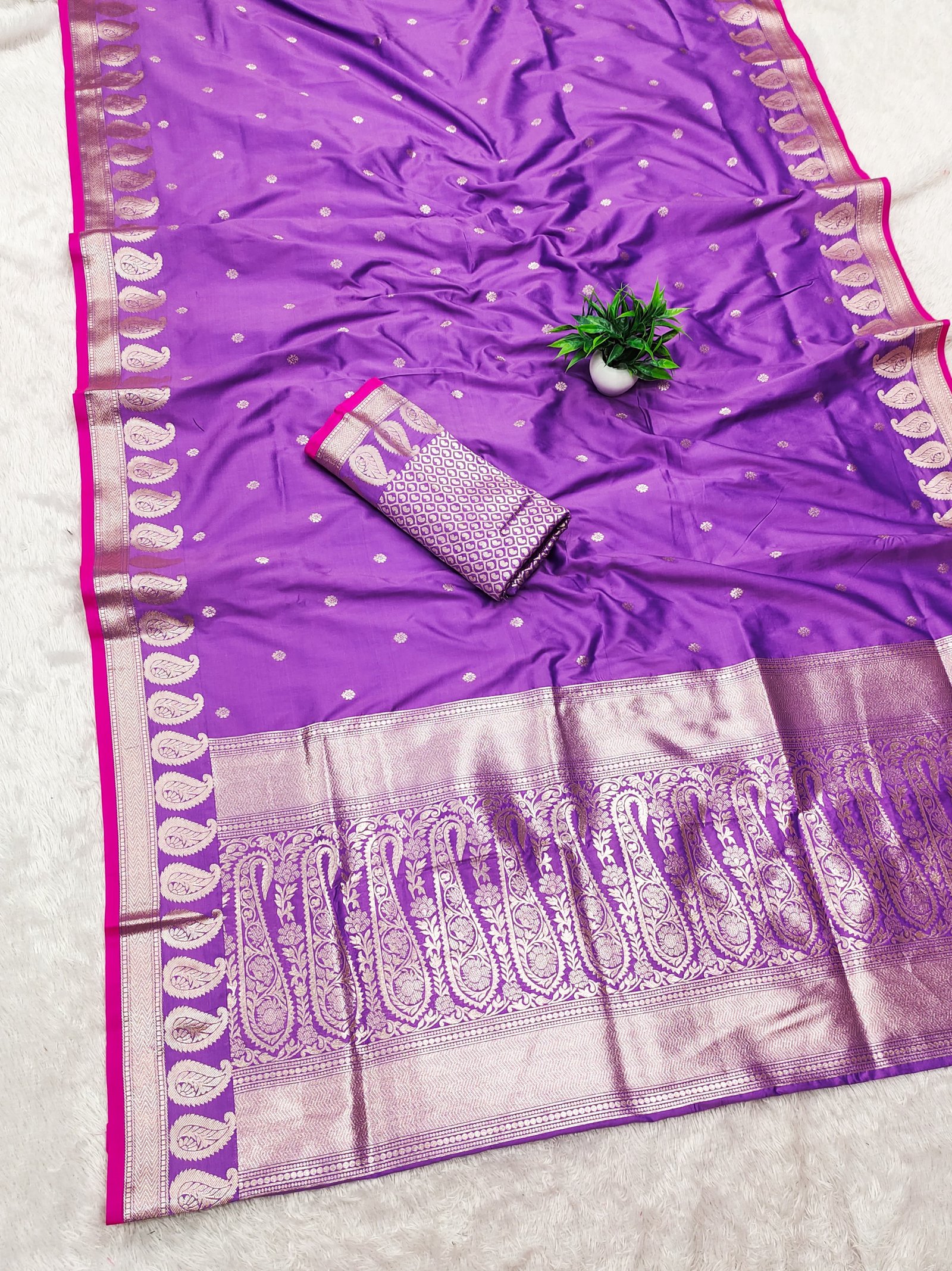 Avinya Gold Zari Banarasi Silk Saree - Image 1