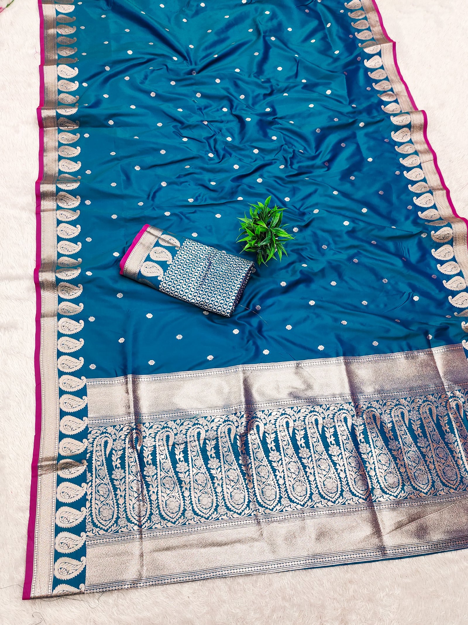 Avinya Gold Zari Banarasi Silk Saree - Image 2