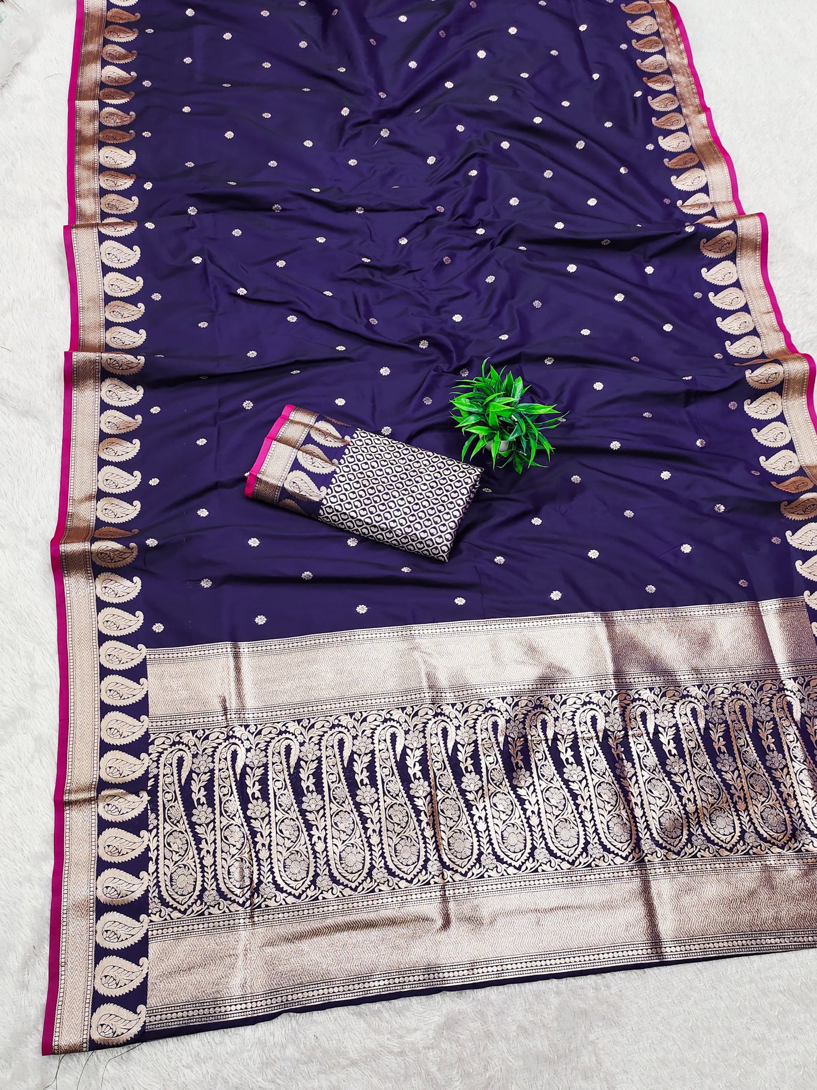Avinya Gold Zari Banarasi Silk Saree - Image 4