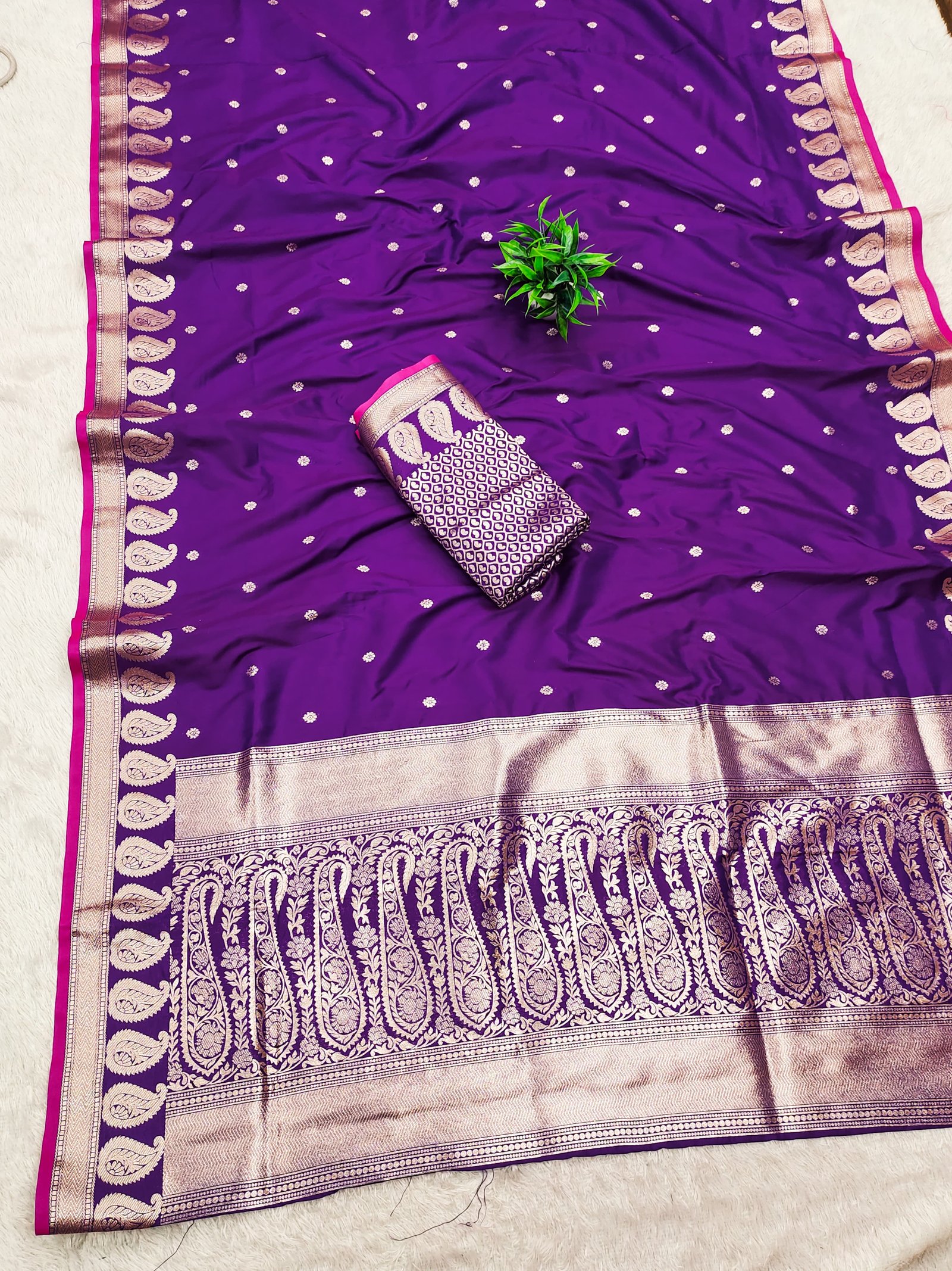 Avinya Gold Zari Banarasi Silk Saree - Image 6