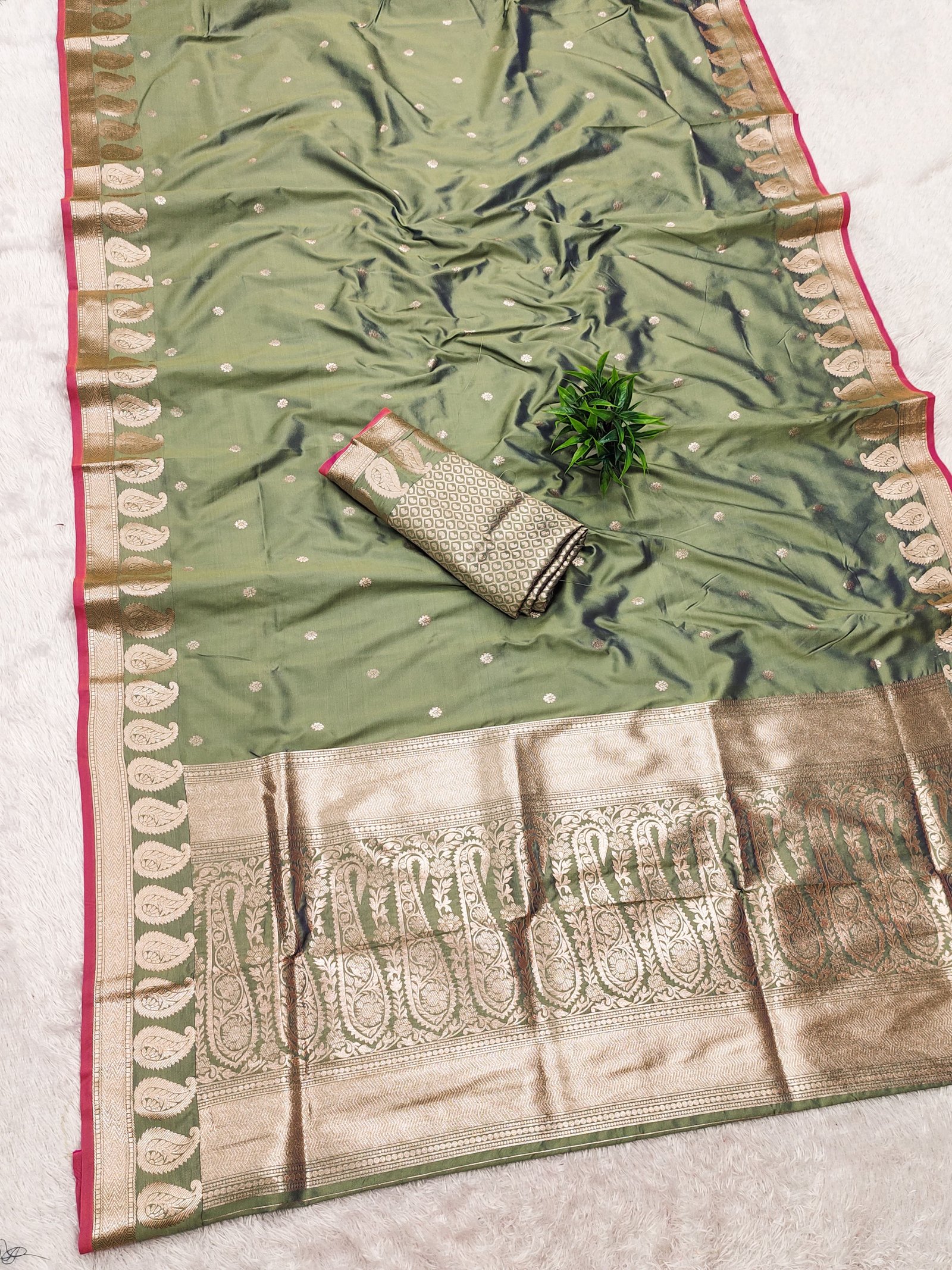 Avinya Gold Zari Banarasi Silk Saree - Image 5