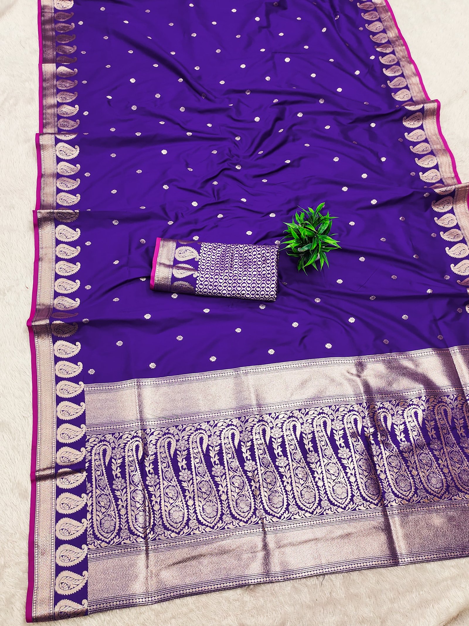 Avinya Gold Zari Banarasi Silk Saree - Image 9