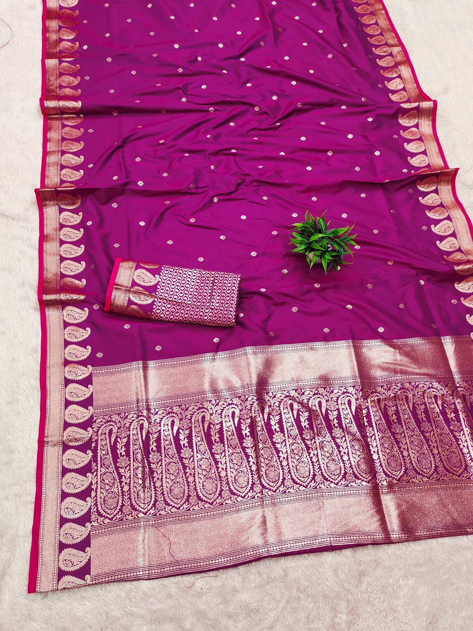Avinya Gold Zari Banarasi Silk Saree - Image 7