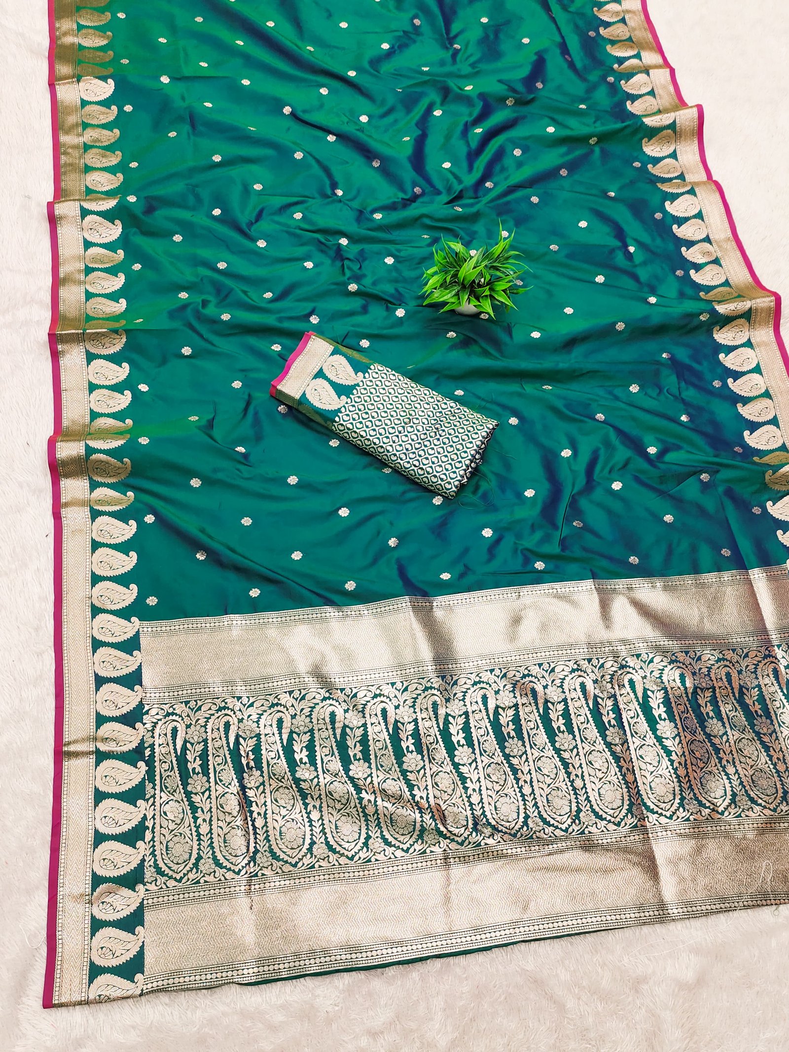 Avinya Gold Zari Banarasi Silk Saree - Image 11