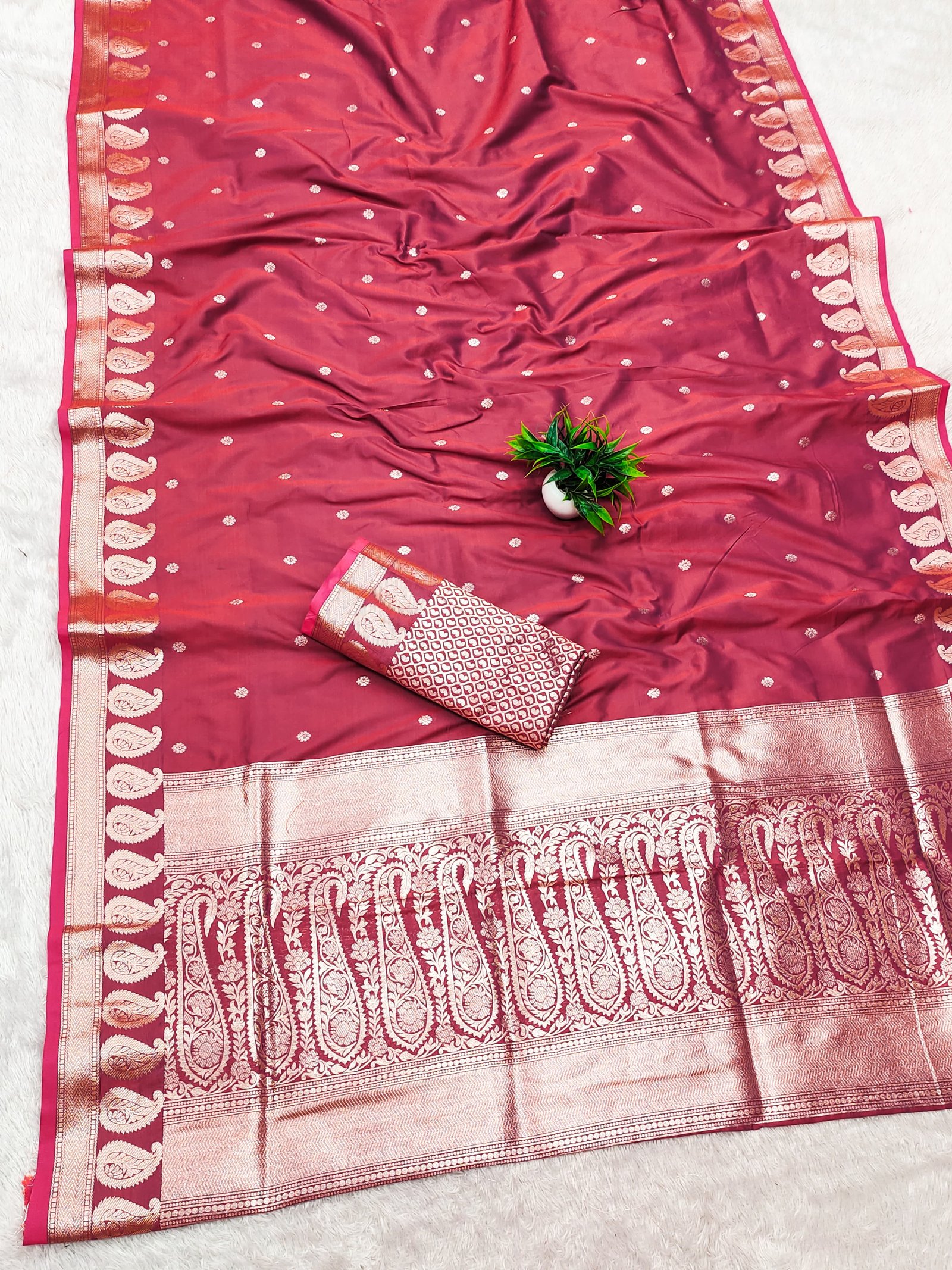 Avinya Gold Zari Banarasi Silk Saree - Image 8