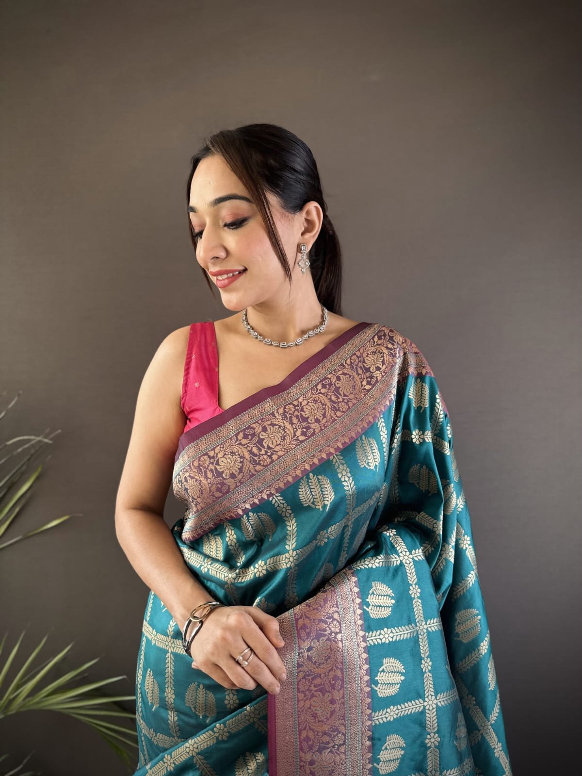 Majestic Gold Zari Lichi Silk Saree - Image 7