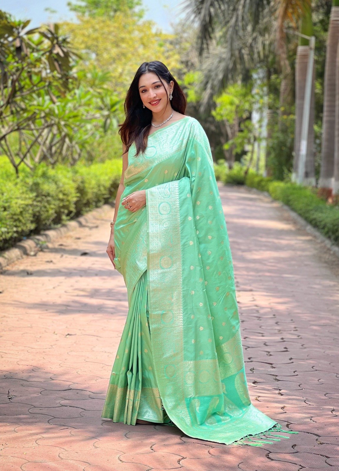 Zari Banarasi Silk Saree - Image 4
