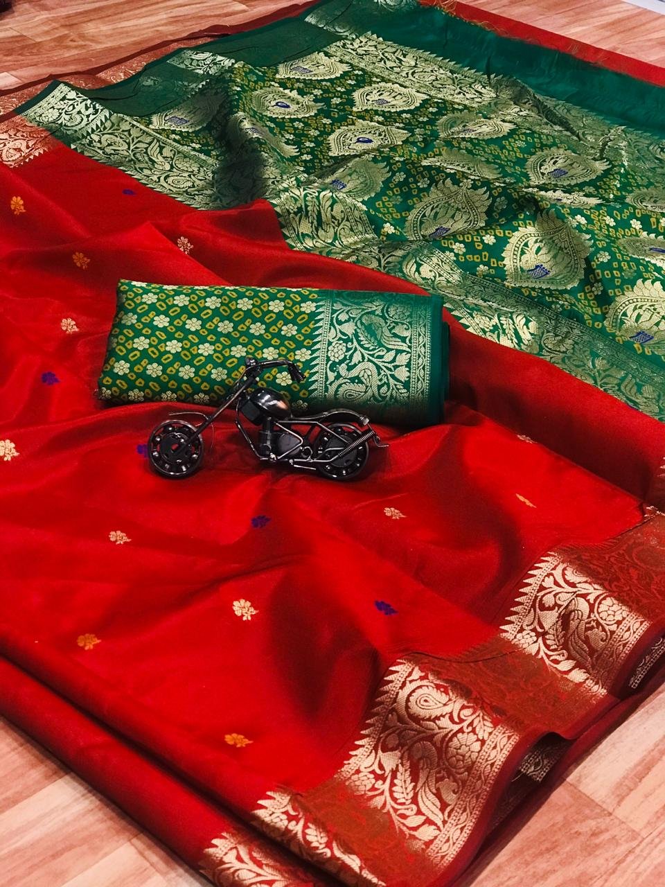 Evergreen Meenakari Banarasi Silk Saree - Image 6