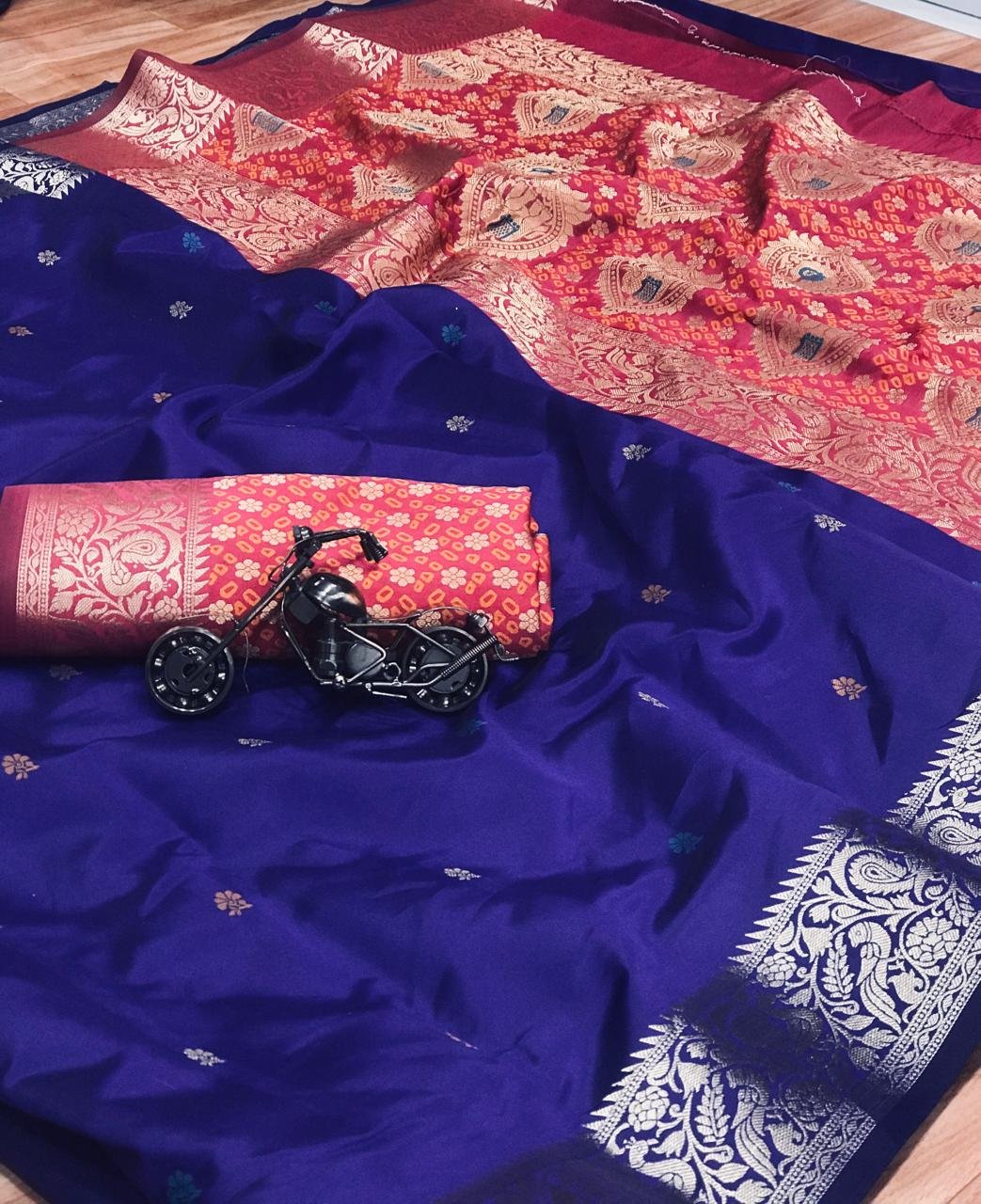 Evergreen Meenakari Banarasi Silk Saree - Image 2