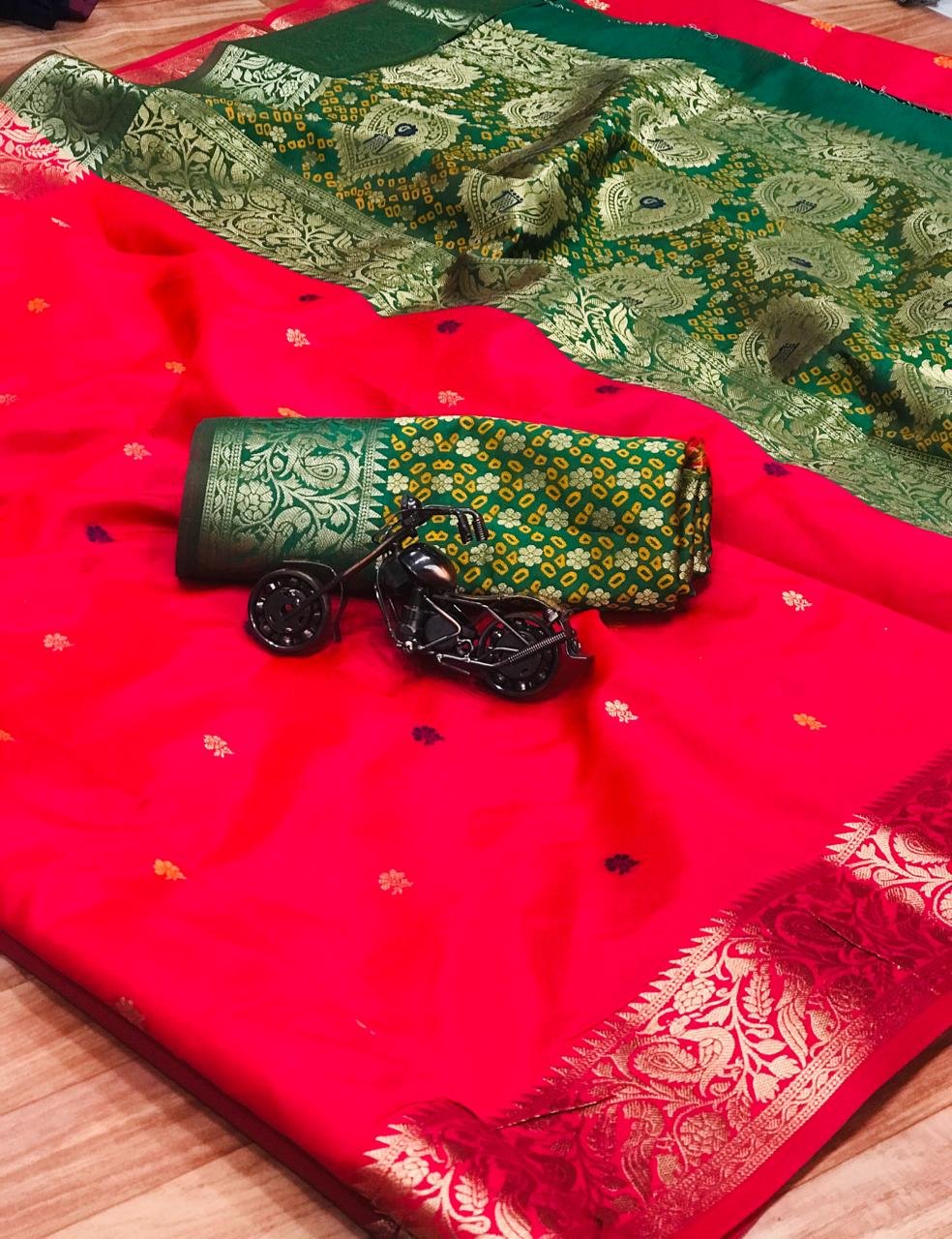 Evergreen Meenakari Banarasi Silk Saree - Image 5