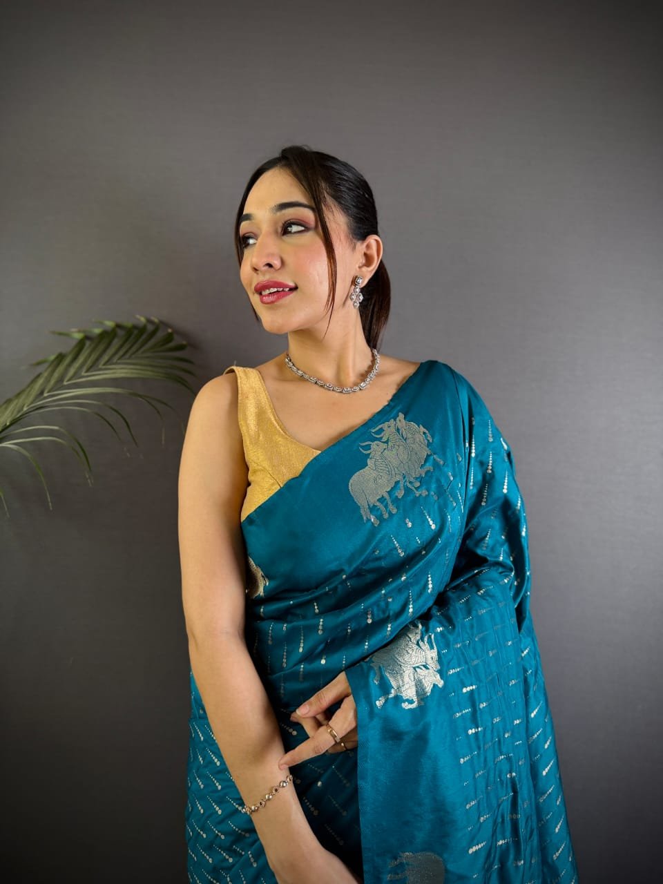 Elegant Weave Lichi Silk Saree - Image 5