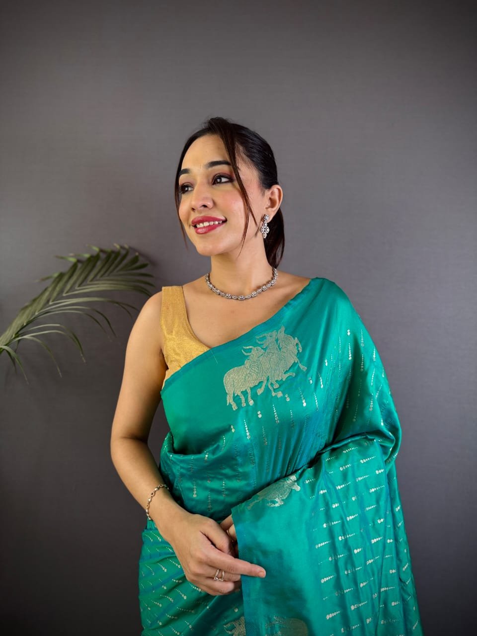Elegant Weave Lichi Silk Saree - Image 9