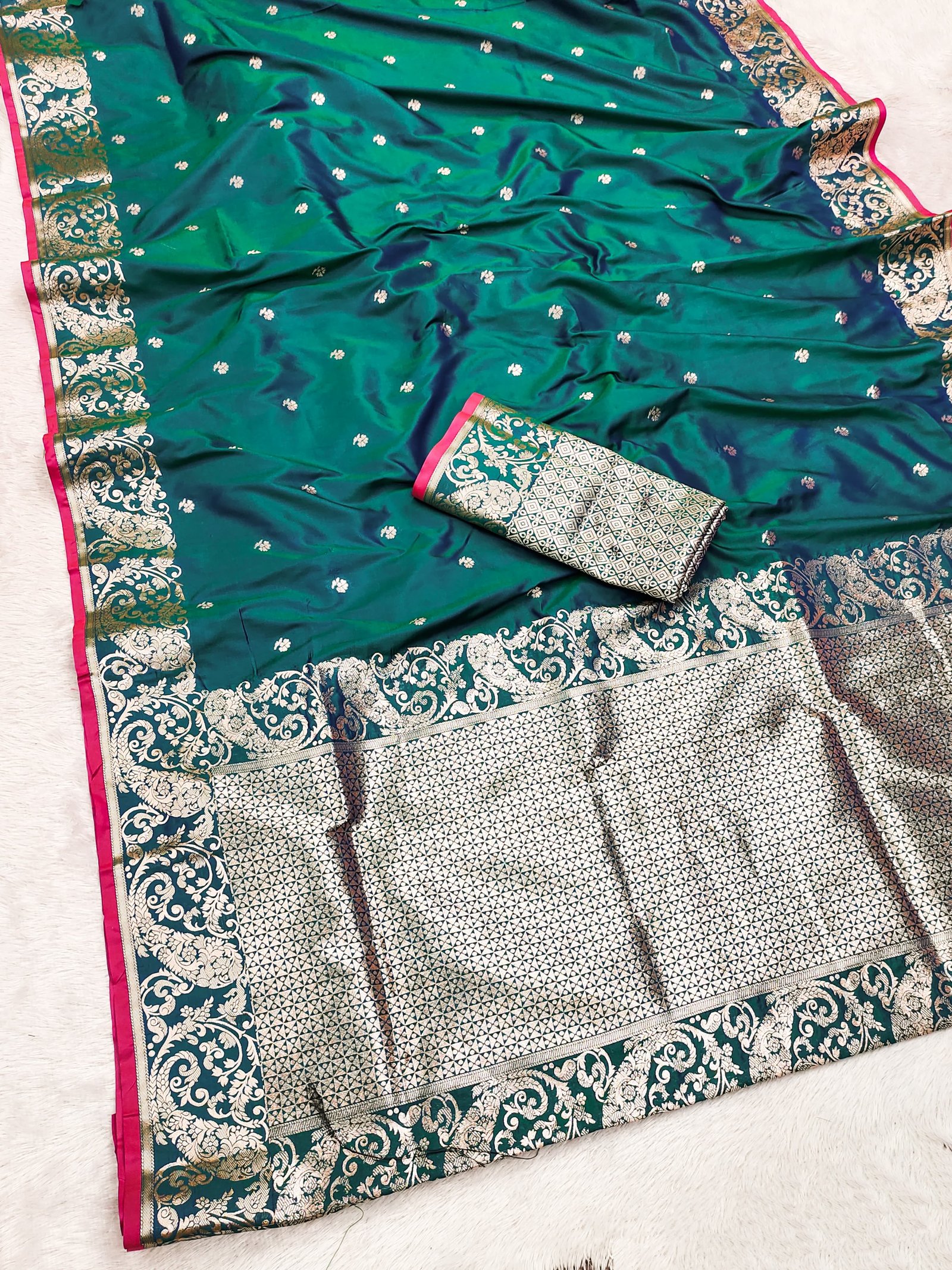 Timeless Gold Zari Banarasi Silk Saree - Image 3