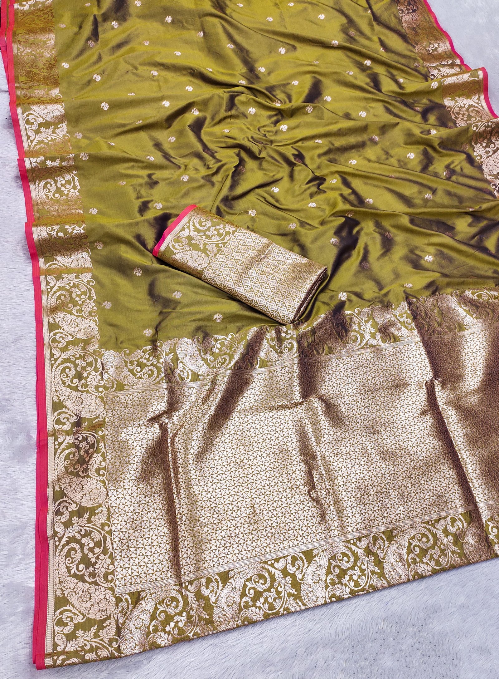 Timeless Gold Zari Banarasi Silk Saree - Image 6