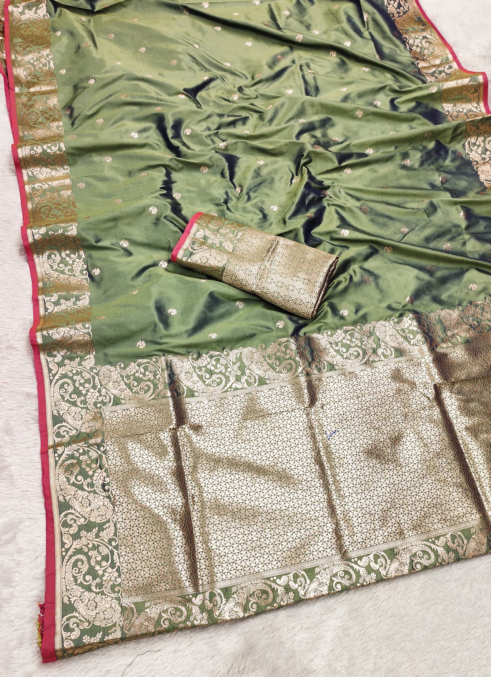 Timeless Gold Zari Banarasi Silk Saree - Image 7