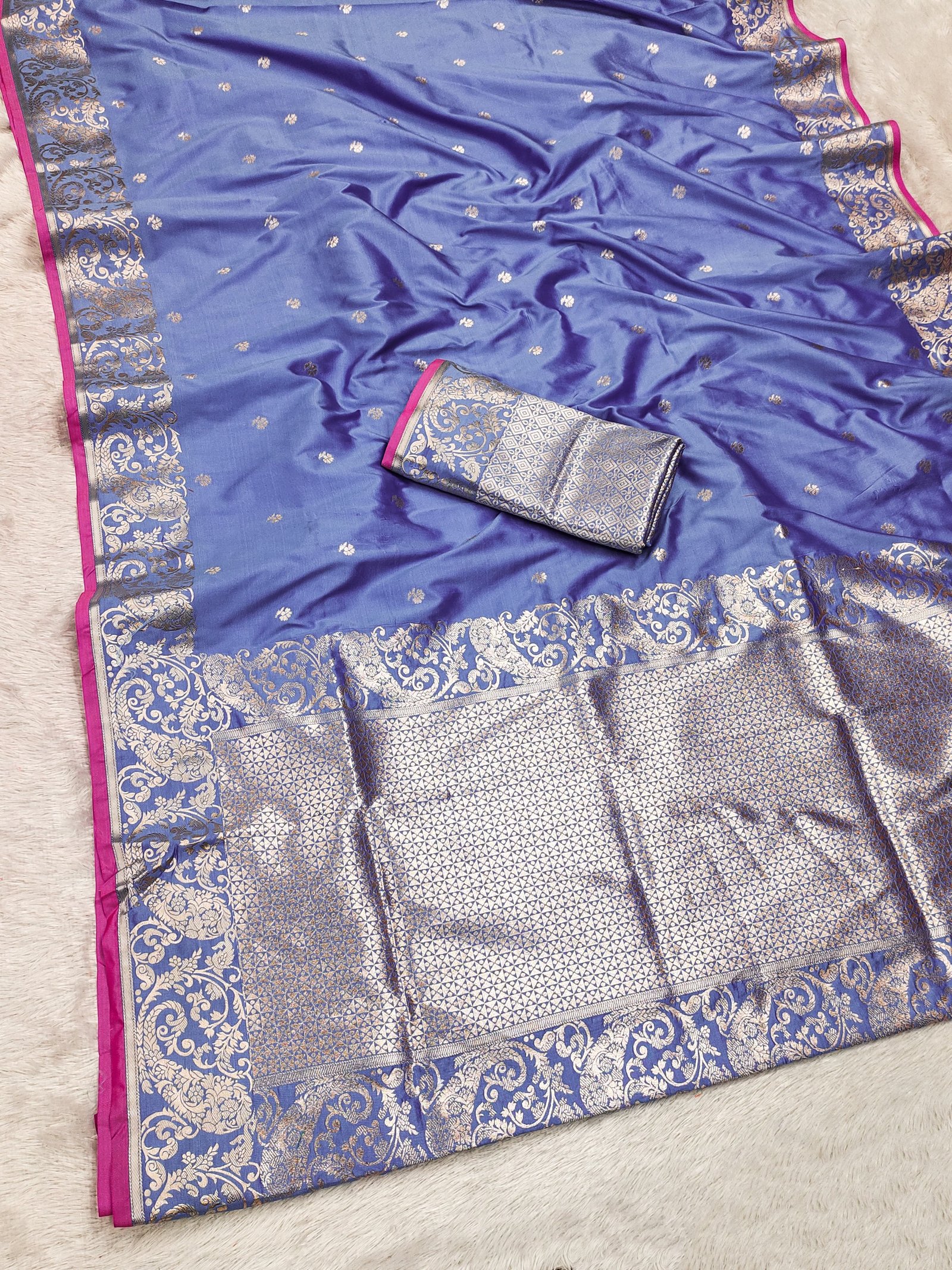 Timeless Gold Zari Banarasi Silk Saree - Image 9