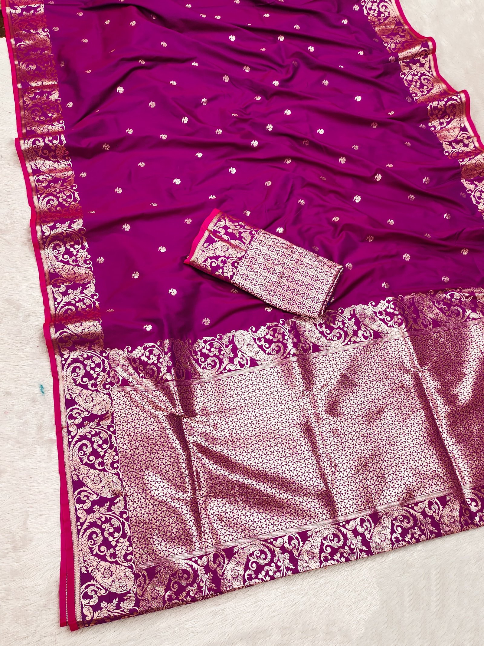 Timeless Gold Zari Banarasi Silk Saree - Image 5