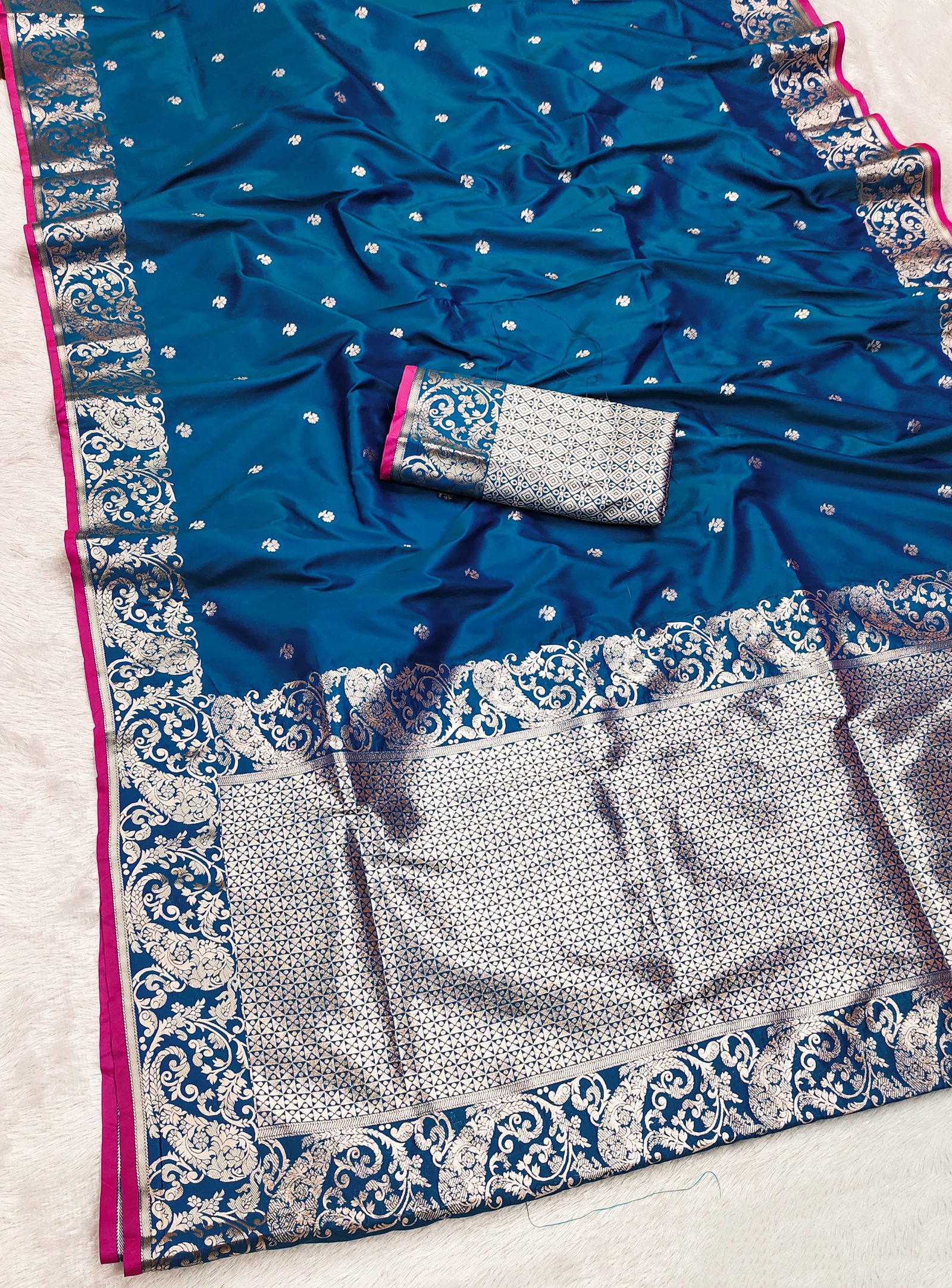 Timeless Gold Zari Banarasi Silk Saree - Image 10